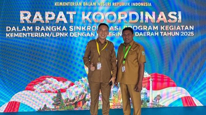MOMEN: Sekkab Halmahera Timur Ricky Chairul Richfat (kiri) didampingi Kepala Bappeda (kanan) berpose usai mengikuti rakor sinkronisasi di IPDN Jatinangor, Senin (27/10/2025)