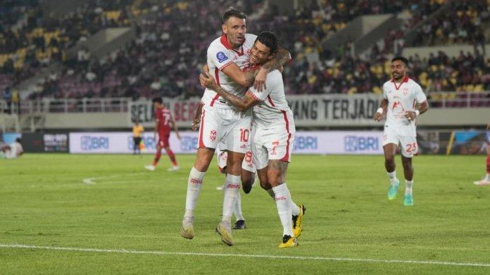 KOMPETISI: Selebrasi gelandang serang Malut United Tyronne del Pino setelah mencetak gol keduanya ke gawang Persis Solo