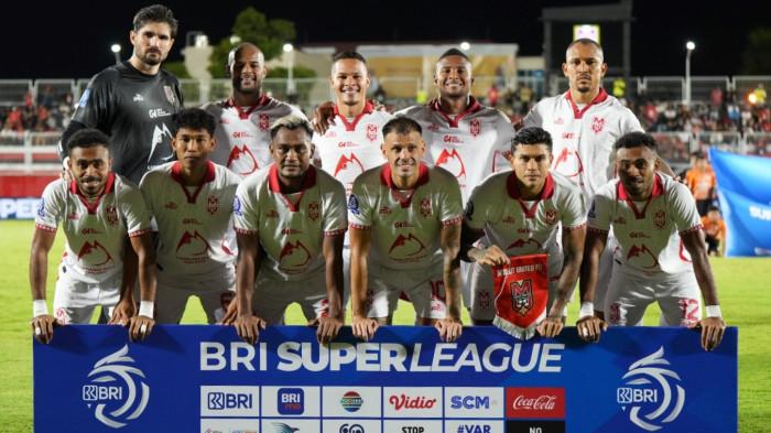 KOMPETISI: Skuad Malut United saat melawan Madura United