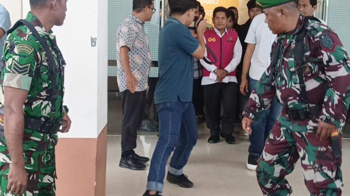 HUKUM: Salah seorang tersangka dugaan penyimpangan anggaran penyertaan modal Perusda di PT TJM keluar dari kantor KejariPulau Taliabu, Rabu (3/9/2025)