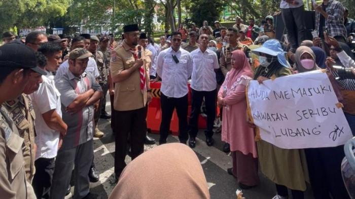 TUNTUTAN: Bupati Halmahera Selatan Bassam Kasuba (pakaian Pramuka) ketika menemui puluhan warga Desa Tabangame dalam aksi demonstrasi di depan Kantor Bupati, Rabu (29/10/2025).