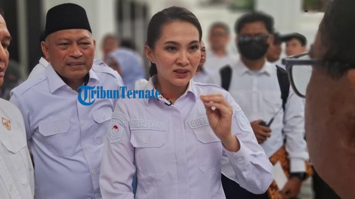 EVALUASI: Gubernur Maluku Utara Sherly Laos saat diwawancarai usai memimpin rapat di Rumah Dinas Gubernur di Kota Ternate, Rabu (6/8/2025)