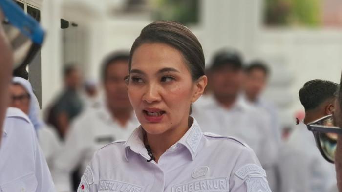 EVALUASI: Gubernur Provinsi Maluku Utara, Sherly Laos saat diwawancarai wartawan usai memimpin rapat di Rumah Dinas Gubernur di Kota Ternate, Rabu (6/8/2025).