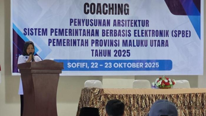 PERENCANAAN: Staf ahli Gubernur Maluku Utara Dra. Hairia saat memberikan sambutan mewakili Gubernur Maluku Utara Sherly Laos dalam kegiatan Coaching Penyusunan Arsitektur SPBE, Rabu (22/10/2025)