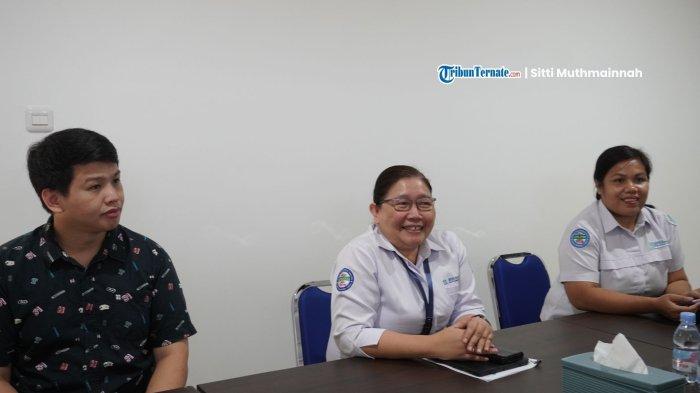 KUNJUNGAN - Kepala BPJS Kesehatan Ternate, dr. Meryta Oktaviane Rondonuwu, beserta staf saat berbincang di Kantor Tribunternate.com, Senin (27/10/2025).