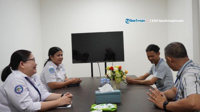 KUNJUNGAN - Kepala BPJS Kesehatan Ternate, dr. Meryta Oktaviane Rondonuwu, beserta staf saat berbincang dengan Business Manager Tribunternate.com, Hendrik Sumeda, dan staf, Senin (27/10/2025).