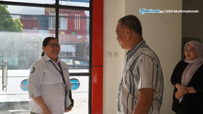 KUNJUNGAN - KUNJUNGAN - Kepala BPJS Kesehatan Ternate, dr. Meryta Oktaviane saat tiba di Kantor Tribunternate.com dan disambut oleh Business Manager, Hendrik Sumenda, Senin (27/10/2025).