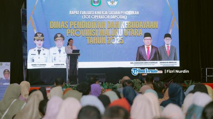 PENDIDIKAN: Gubernur Provinsi Maluku Utara, Sherly Laos, menegaskan komitmen pemerintah daerah untuk menjadikan pendidikan sebagai prioritas utama pembangunan. Hal ini ia sampaikan saat membuka Rapat Evaluasi Satuan Pendidikan (TOT Operator Dapodik) yang digelar Dinas Pendidikan dan Kebudayaan Provinsi Maluku Utara di Hotel Bela Ternate, Senin malam (15/9/2025), Selasa (16/9/2025)