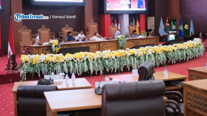 KEBIJAKAN: Suasana rapat paripurna di DPRD Maluku Utara terkait tanggapan dari kepala daerah atas pandangan umum fraksi-fraksi terhadap nota keuangan rancangan APBD Induk 2026 Pemprov Maluku Utara, Rabu (22/10/2025).