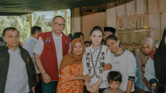 sherly laos dan warga_99