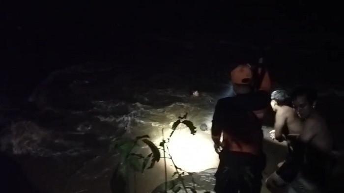 7 Pemuda Terjebak Banjir di Klungkung