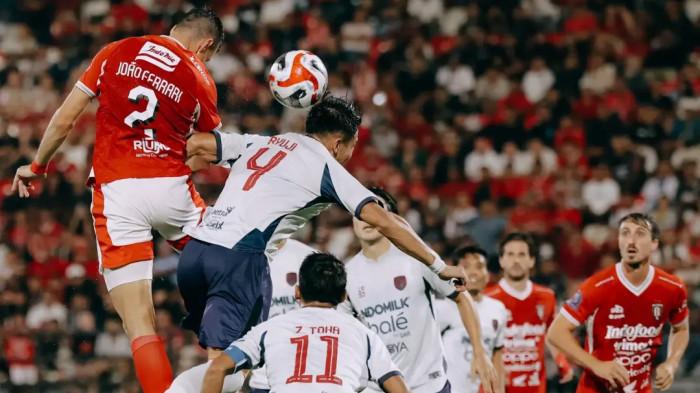 Aksi duel Bali United vs Persita Tangerang pada pekan 10 Super League