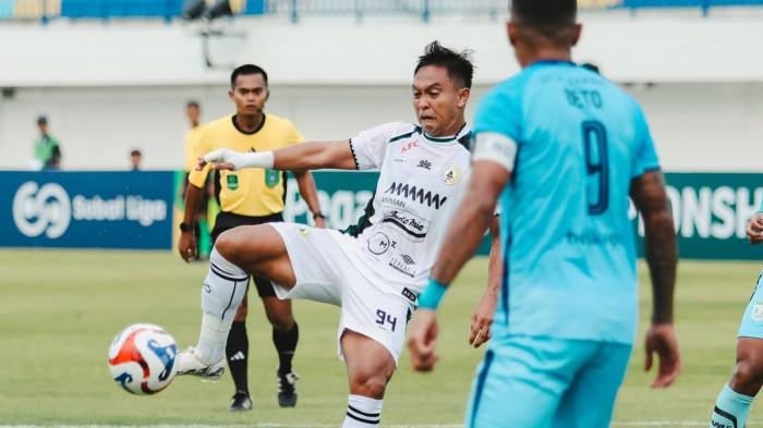 Aksi gelandang PSS Sleman, Muhammad Tahir saat melawan Persela Lamongan di Liga 2