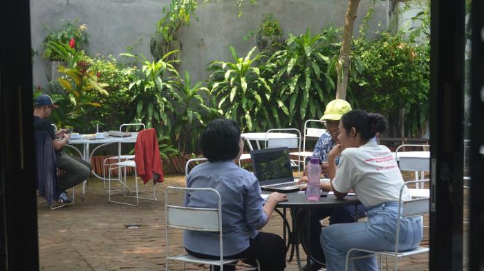 Area tempat duduk digunakan pengunjung untuk bercengkrama
