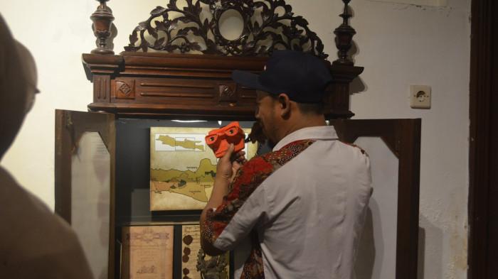 Bambang Julianto, tour guide Galeri Sejarah Rumah Budaya Kratonan