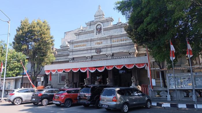 Bangunan bergaya kolonial yang terletak di Jalan Gajah Mada