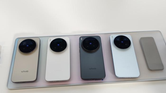 Deretan Vivo X300 Pro dengan pilihan warna Black, Brown, Blue, dan White. 57