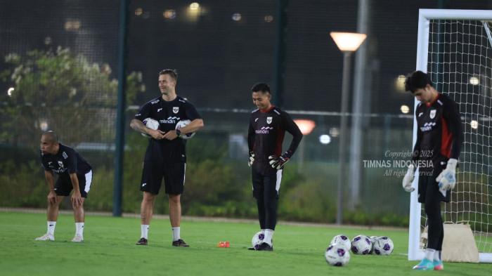 Latihan Kiper Timnas Indonesia Nadeo Argawinata dan Reza Arya Pratama