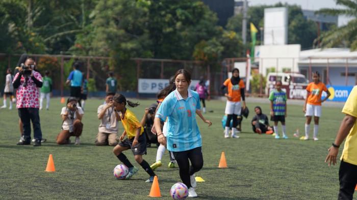 MENGGIRING BOLA - Mana Iwabuchi bermain sambil mengajarkan teknik
