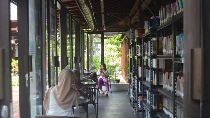 Pengunjung menikmati bersantai di Mini Per