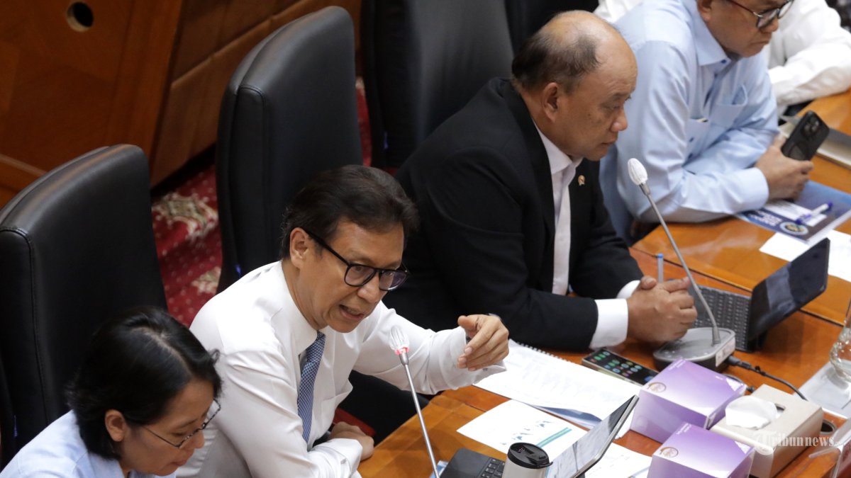 RAKER DPR - Menteri Kesehatan Budi Gunadi Sadikin (kiri) bersama Kepala Badan Gizi Nasional (BGN) Dadan Hindayana (kanan) mengikuti rapat kerja bersama Komisi IX DPR di Kompleks Parlemen, Senayan, Jakarta, Rabu (1/10/2025). Rapat kerja tersebut membahas terkait penanganan kasus-kasus dan juga isu permasalahan di dalam program makan bergizi gratis. TRIBUNNEWS/IRWAN RISMAWAN