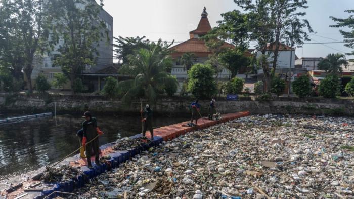Surabaya Komitmen Bersihkan Sampah Sungai