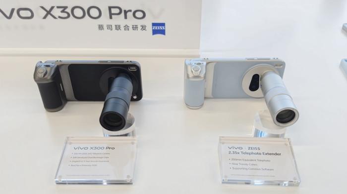 Vivo X300 Pro versi Black dan X300 versi Blue.