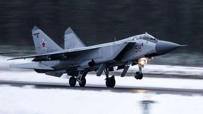 pesawat tempur MiG-31 milik angkatan udara Rusia