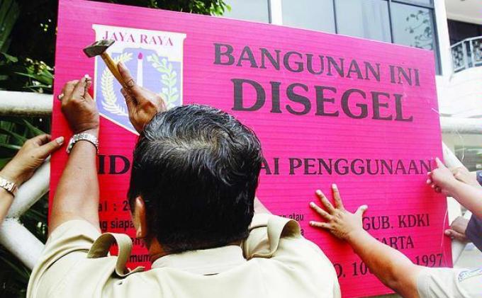 ILUSTRASI - Petugas Dinas Tata Ruang menyegel bangunan yang melanggar aturan.