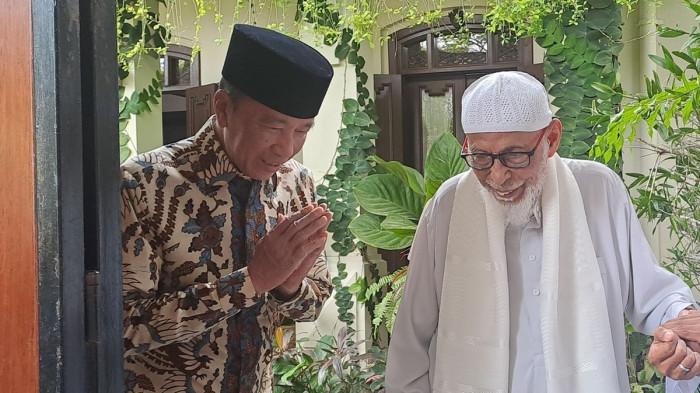 BAASYIR JOKOWI-Abu Bakar Ba'asyir mengunjungi kediaman Presiden RI ke-7 Joko Widodo (Jokowi), di Kawasan Sumber, Kecamatan Banjarsari, Kota Solo, Jawa Tengah, pada Senin (29/9/2025).