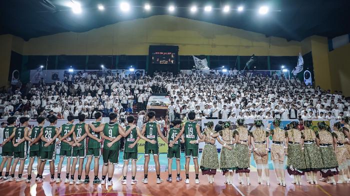 Barisan pemain dan tim dance SMA Al-Izhar Jakarta