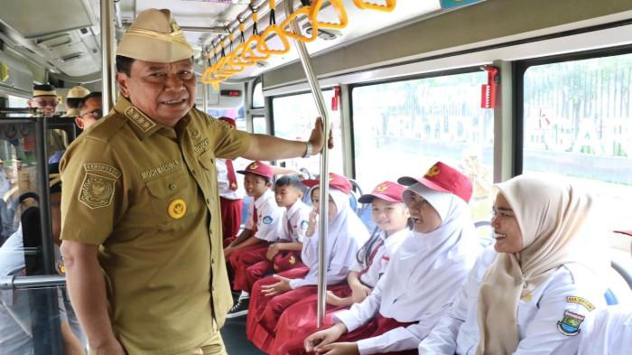 Bupati Tangerang, Moch. Maesyal Rasyid sapa para siswa di dalam bus sekolah gratis