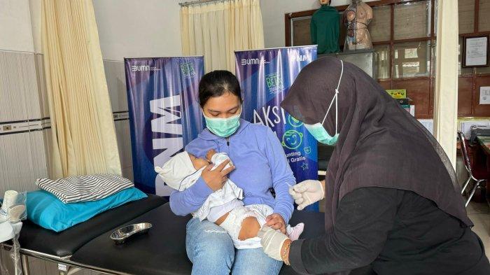 CEGAH STUNTING - Petugas sedang mengecek kesehatan balita untuk mengetahui kasus stunting.