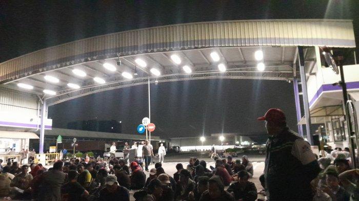 DEMO SAMPAI MALAM - Aksi unjuk rasa ratusan buruh di depan pabrik PT Yamaha Music Manufacturing Asia (YMMA), di Kawasan Industri MM2100, Cikarang Barat, Kabupaten Bekasi, masih berlangsung hingga malam hari ini, Kamis (3/7/2025). Berdasarkan pantauan hingga pukul 21.30 WIB massa aksi dari kelompok Buruh Bekasi Melawan (BBM) masih bertahan di depan gerbang perusahaan.