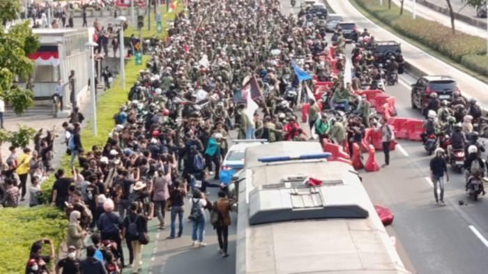 IMBAU LARANGAN DEMO - Aparat kepolisian memukul mundur massa aksi unjuk rasa yang sebagian besar pelajar di gedung DPR/MPR RI, Senin (25/8/2025).