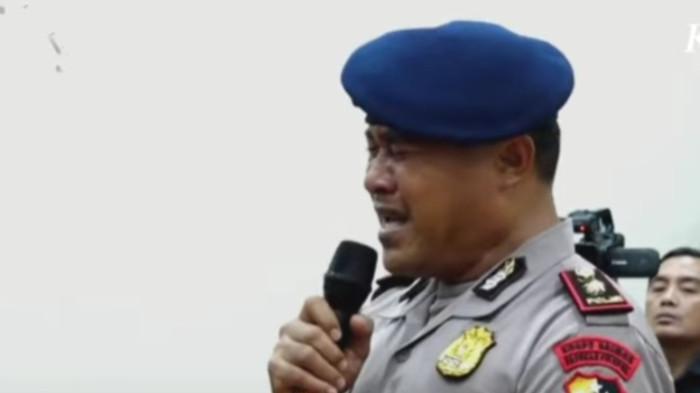 KOMPOL COSMAS MENANGIS - Danyon Resimen 4 Korps Brimob Polri Kompol Cosmas Kaju Gae resmi dipecat dengan tidak hormat sebagai anggota Polri akibat kasus kematian driver ojek online (ojol) Affan Kurniawan (20) yang dilindas kendaraan taktis (rantis) Brimob di Pejompongan, Jakarta Pusat, pada Kamis (28/8/2025) malam. Tangis Cosmas pecah menerima kenyataan dia dipecat dari Polri dan menyampaikan tidak ada niat sama sekali mencelakai orang serta ia meminta maaf kepada keluarga besar Affan Kurniawan.