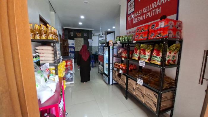 KOPERASI MERAH PUTIH - Suasana Koperasi Kelurahan Merah Putih (KKMP) Sukamaju di Kecamatan Cilodong, Depok, Jawa Barat pada Kamis (30/10/2025). KKMP Sukamaju melayani penjualan sembako, klinik kesehatan hingga layanan perbankan untuk anggotanya.