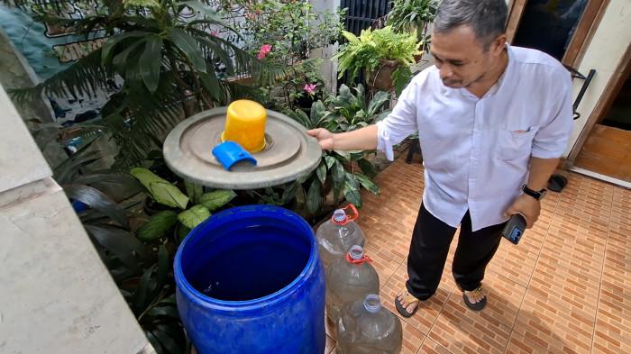 KRISIS AIR - Sejumlah warga di Jalan Sangihe Raya RT 8 RW 18 Kelurahan Aren Jaya, Kecamatan Bekasi Timur, Kota Bekasi keluhkan air Perusahaan Daerah Air Minum (PDAM) tidak mengalir, Senin (6/10/2025) sore.