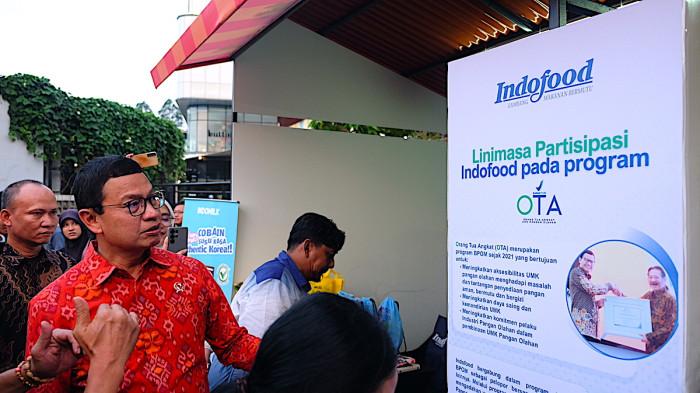Kepala BPOM, Prof. Dr. Taruna Ikrar, M.Biomed, PhD, sedang membaca linimasa pratisipasi Indofood pada program OTA