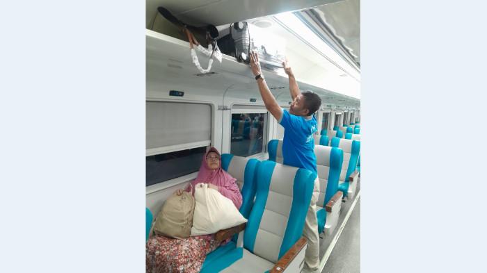 Dalam rangka merayakan HUT ke-80 KAI, KAI Daop 1 Jakarta menghadirkan program khusus berupa layanan porter gratis bagi para pelanggan kereta api.
