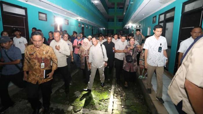 Menteri Perumahan dan Kawasan Permukiman (PKP) Maruarar Sirait dan Mendagri Tito Karnavian meninjau Rusunawa Seruwai di Kecamatan Medan Labuhan sebagai rangkaian dari Sosialisasi Kredit Program Perumahan (KPP) Gotong Royong Membangun Rumah untuk Rakyat di Kota Medan, Sumatera Utara (Sumut), Kamis (9/10/2025).
