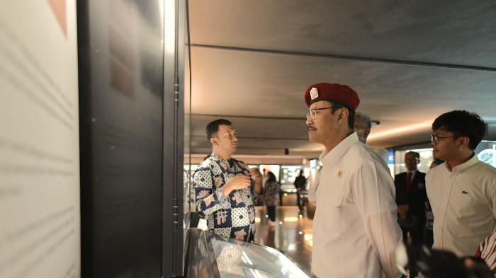 Menteri Sosial Saifullah Yusuf melihat koleksi uang Rupiah di Museum Bank Indonesia