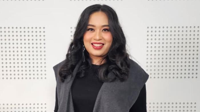 LAGU BARU - Penyanyi Mia Ismi saat berbincang mengenalkan lagu barunya berjudul 'Main Cantik' di Redaksi Warta Kota, Palmerah, Jakarta Pusat, Selasa (30/9/2025).