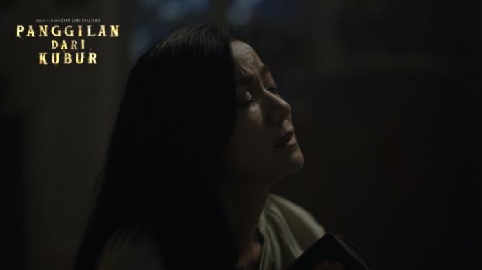 AKTING NIRINA - Di film Panggilan dari Kubur yang tayang di bioskop pada 14 Agustus 2025 itu Nirina Zubir memerankan Alya, ibu yang berusaha kuat setelah meninggalnya putri semata wayangnya, Yasmin.