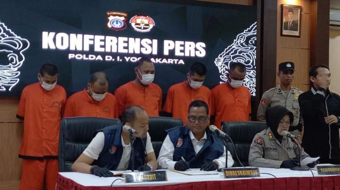 PEMBOBOL JUDI ONLINE - Sebuah komplotan pembobol judi online yang berhasil mengakali sistem hingga mengeruk keuntungan dengan membuat bandar judol kalah dan merugi, beroperasi di Banguntapan, Bantul, Daerah Isimewa Yogyakarta (DIY). Komplotan yang mampu mengalahkan bandar judi online dan bisa jadi membuat para bandar judol itu kapok, kini malah dijadikan tersangka oleh Polda Daerah Isimewa Yogyakarta (DIY).