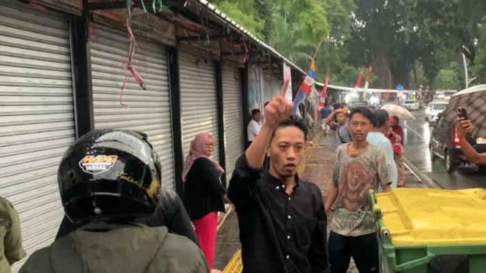 RELOKASI PASAR BARITO - Pedagang Pasar Barito menolak pengosongan kios ketika berhadapan dengan petugas gabungan pada Senin (4/8/2025) siang. Para pedagang menolak rencana relokasi dan memilih bertahan.