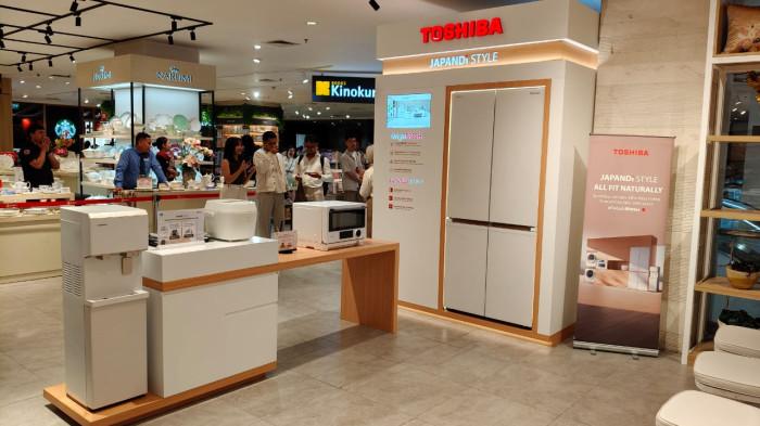 Toshiba Lifestyle Indonesia resmi membuka toko bertajuk 'Japandi Lifestyle Unveiled' di lantai 5 SOGO Plaza Senayan, Jakarta, Senin (27/10/2025). Di toko tersebut hadir sejumlah produk elektronik Toshiba Japandi Series, mulai dari Rice Cooker RC-18DRUID, Microwave Oven 4-in-1, Ice Maker Water Dispenser, Washing Machine Series hingga Refrigerator.
