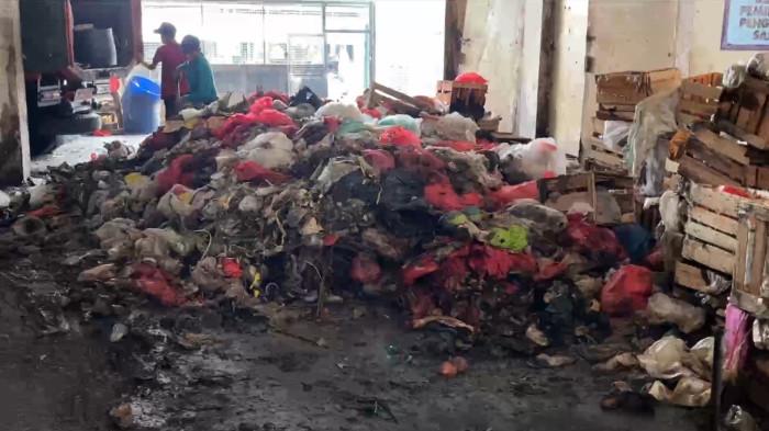PENUMPUKAN SAMPAH PASAR - Penumpukan sampah terjadi di Pasar Jatiasih, Kecamatan Jatiasih, Kota Bekasi, Kamis (16/10/2025).