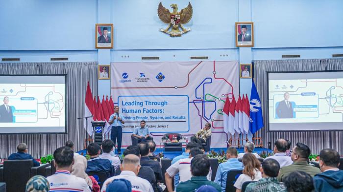 Seminar Human Factor: Inti Keselamatan dan Kinerja Operasional' yang digelar oleh Transjakarta Academy di Kantor Pusat PT Transportasi Jakarta, pada Selasa (28/10/2025).