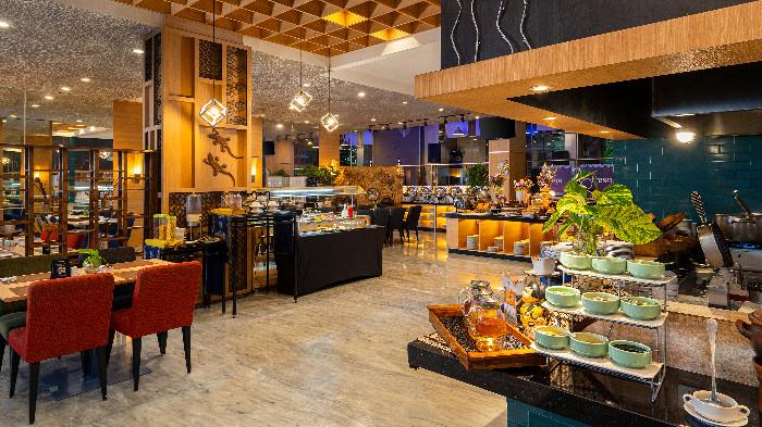Suasana restoran FRESQA Bistro di BATIQA Hotels